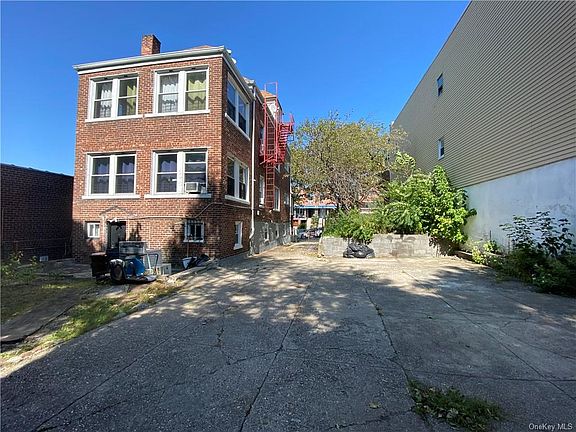 3rd image of 720 E 232nd St