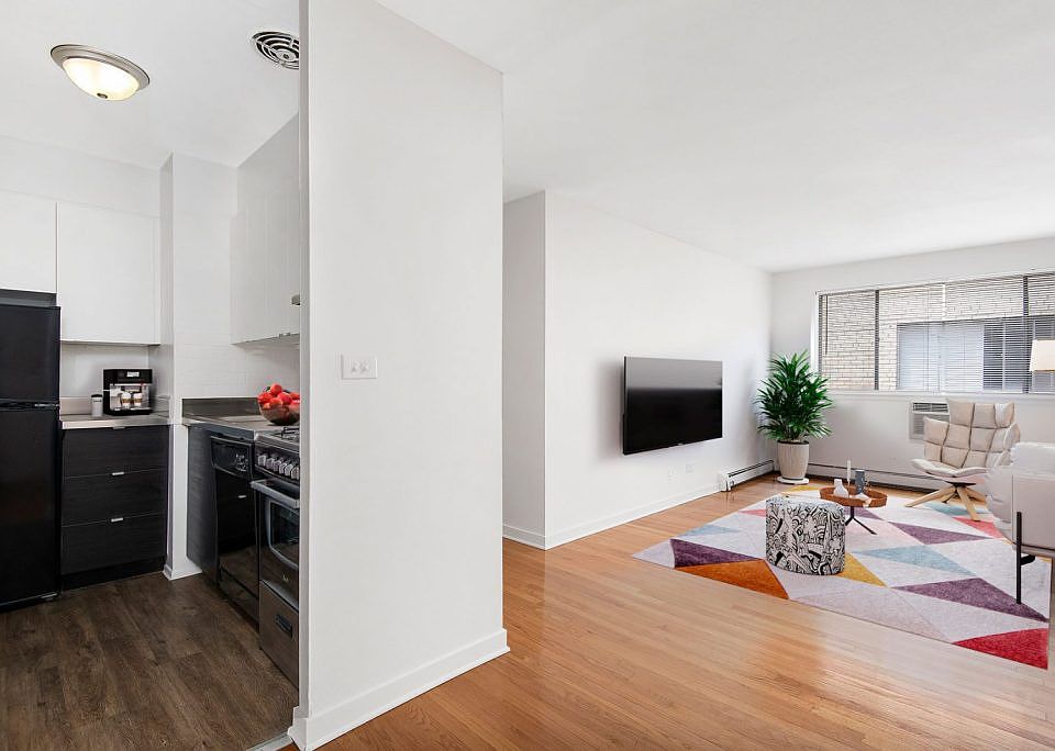 2nd image of 537G W Melrose St #331
