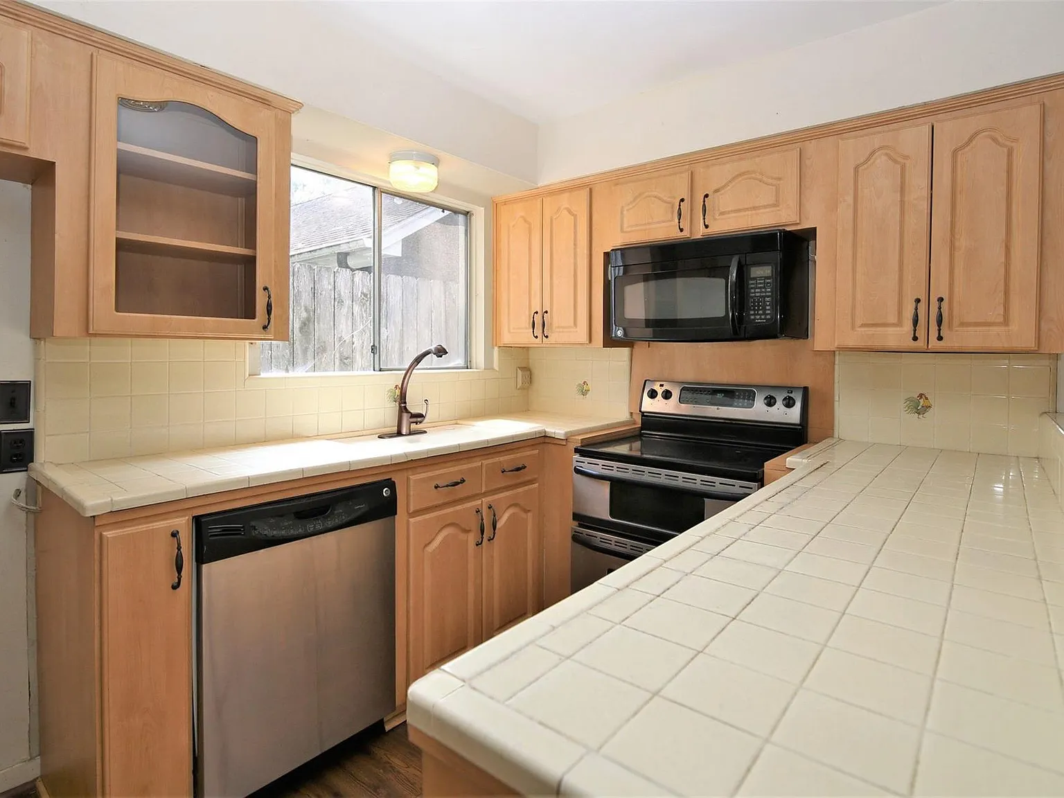 4 bed, 2.0 bath, 1944 sqft, $1,800 — Photo 4