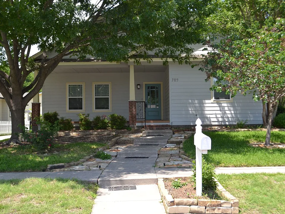 709 Roberts St