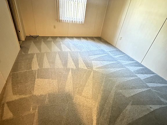 4th image of 613 Holly Cir
