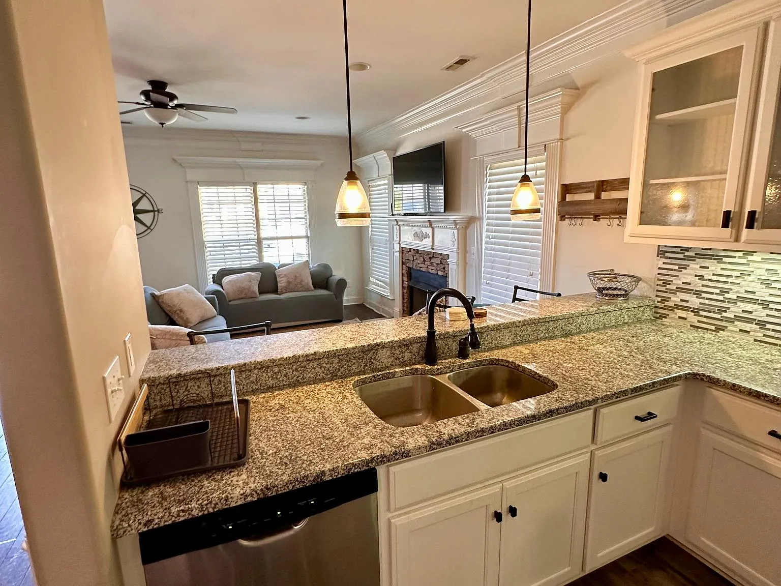 3 bed, 2105 sqft, $2,500 — Photo 3