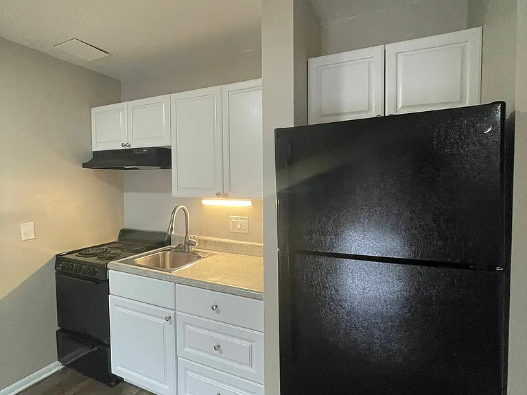 Experience the charm of this modern kitchen, perfect for gourmet adventures. Experience the charm of this modern kitchen, perfect for gourmet adventures.