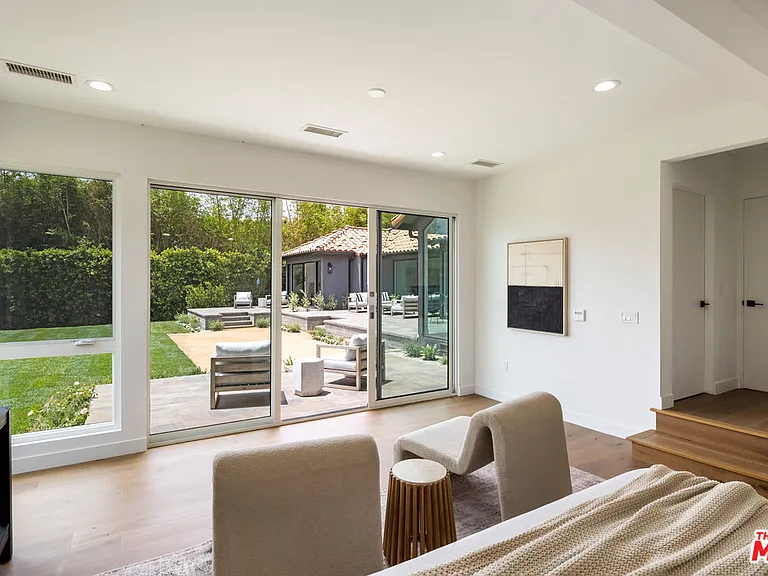 992 Napoli Dr — Photo 14