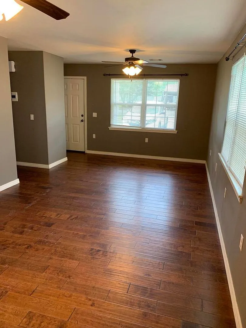 Come take a look at this cute 3 bedroom 1.5 bathroom home! — Photo 3