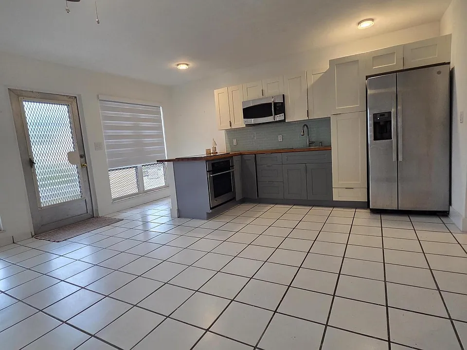 2716 NE 30th Pl #105C