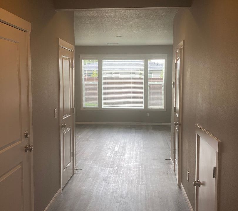 1st image of 10222 NE 106th Cir