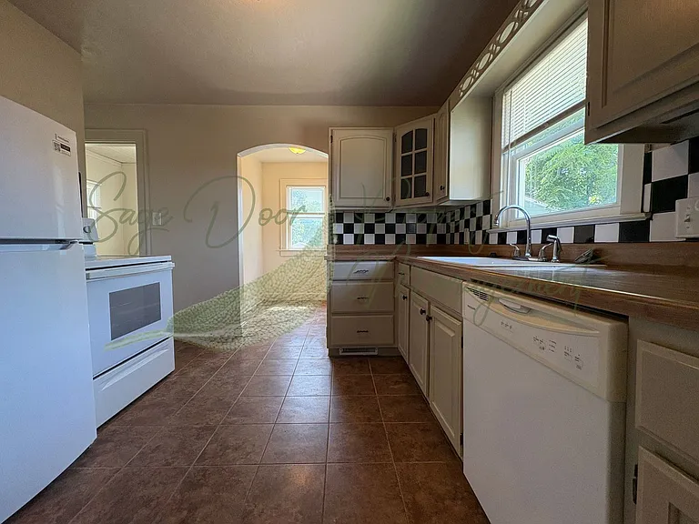 305 N Crysler Ave — Photo 11