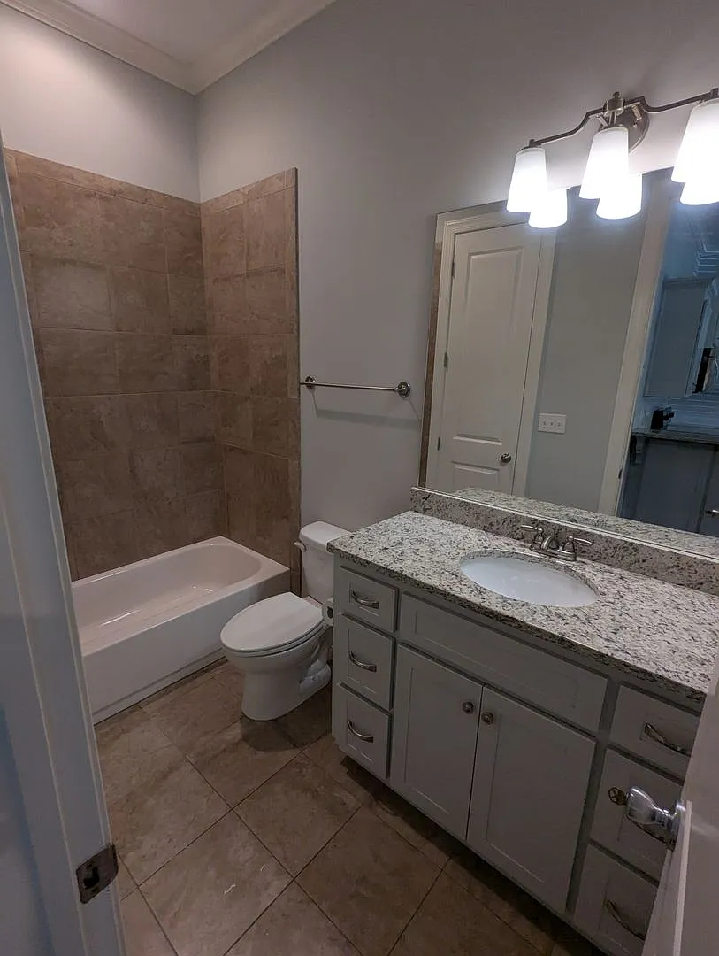 3 bed 3 bath Condo Great Downtown Location — Photo 3
