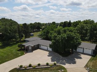 2401 Fairway Cir, Mitchell, SD 57301