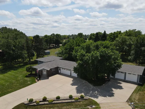 2401 Fairway Cir, Mitchell, SD 57301