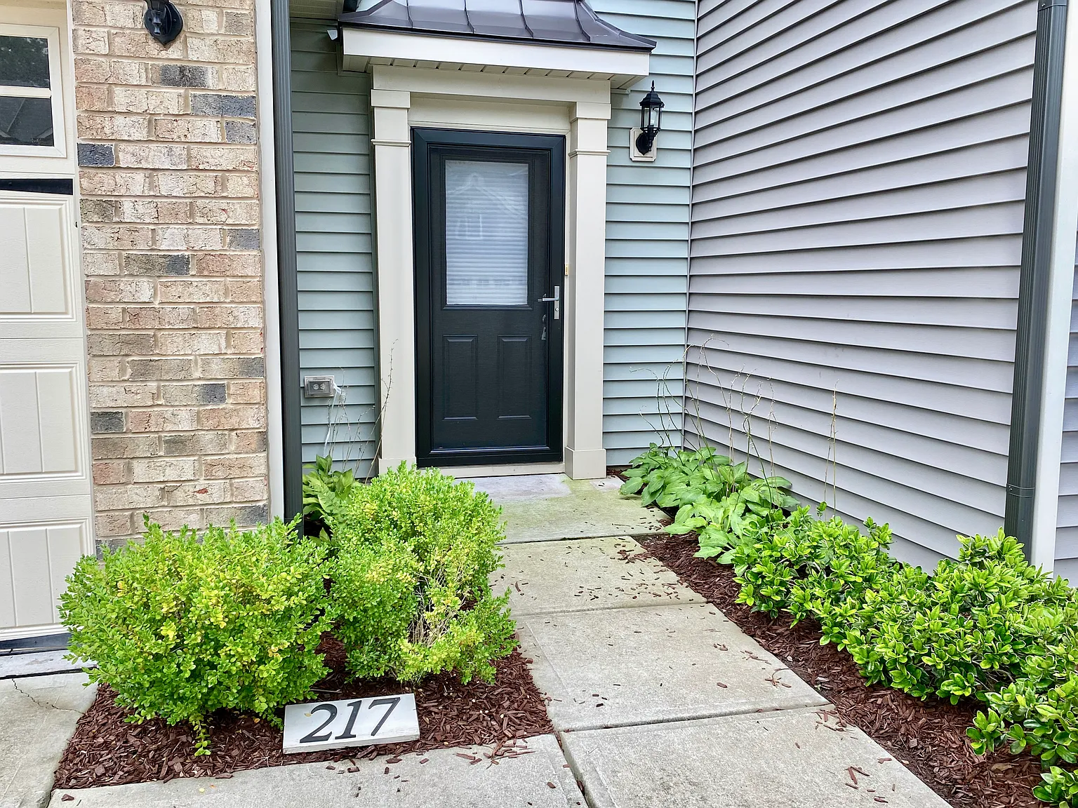 3 bed, 2.5 bath, 1925 sqft, $1,995 — Photo 2