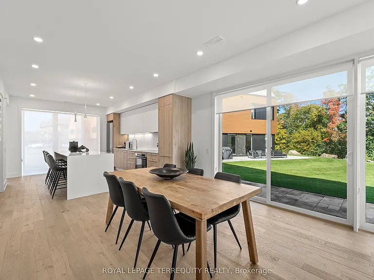 35 Rockmount Cres — Photo 11
