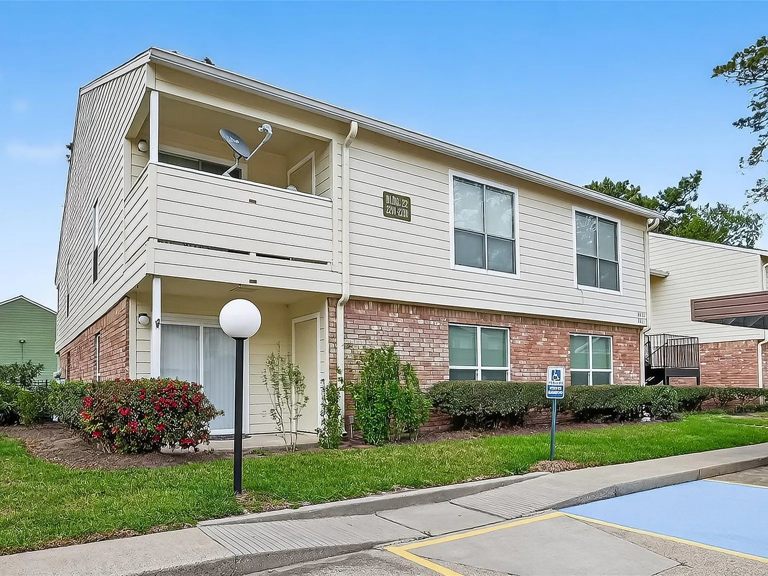 2 bed, 1.5 bath, 1098 sqft, $1,400 — Photo 1
