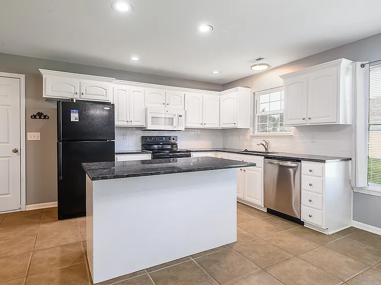 2307 E Sycamore St — Photo 3