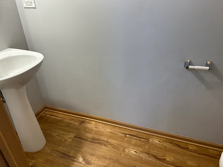 Half bathroom (NEW FLOOR)