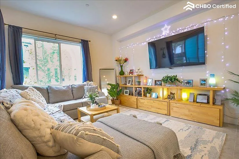 Modern Cozy Parkview Anaheim Townhouse — Photo 2