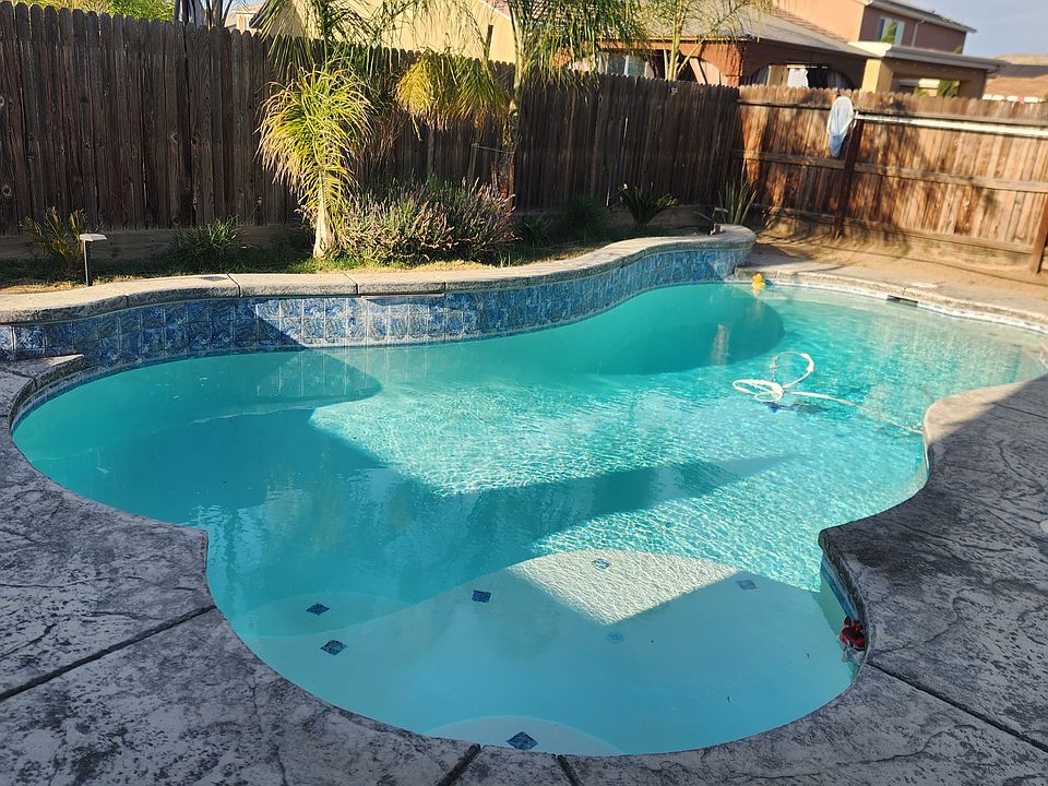 2nd image of 400 Pearl Dr