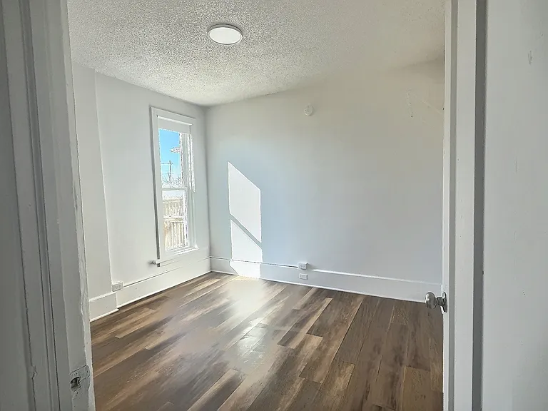 630 E Market St #4 — Photo 1