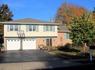 9 Francavilla Dr, Fairfield, NJ 07004