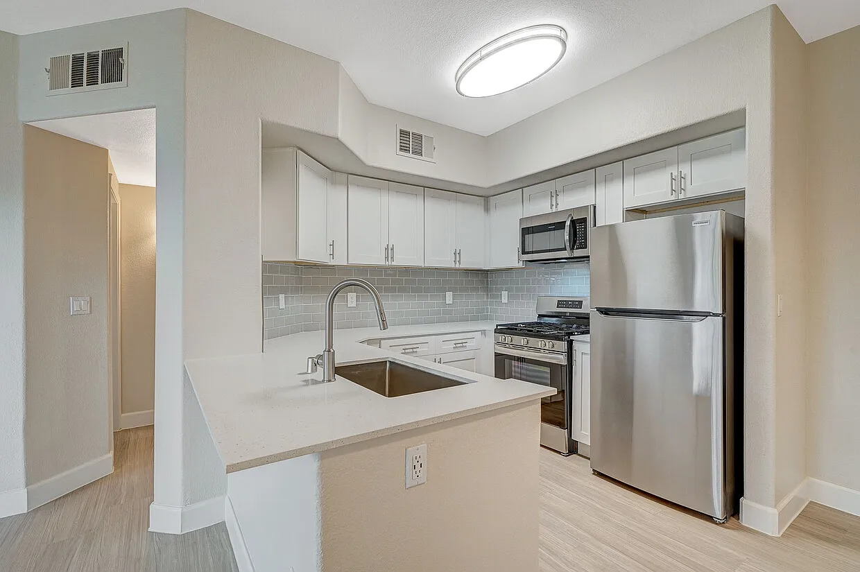Spanish Wells Apartments — Photo 1