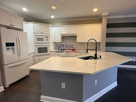 4th image of 6003 Lexington Dr