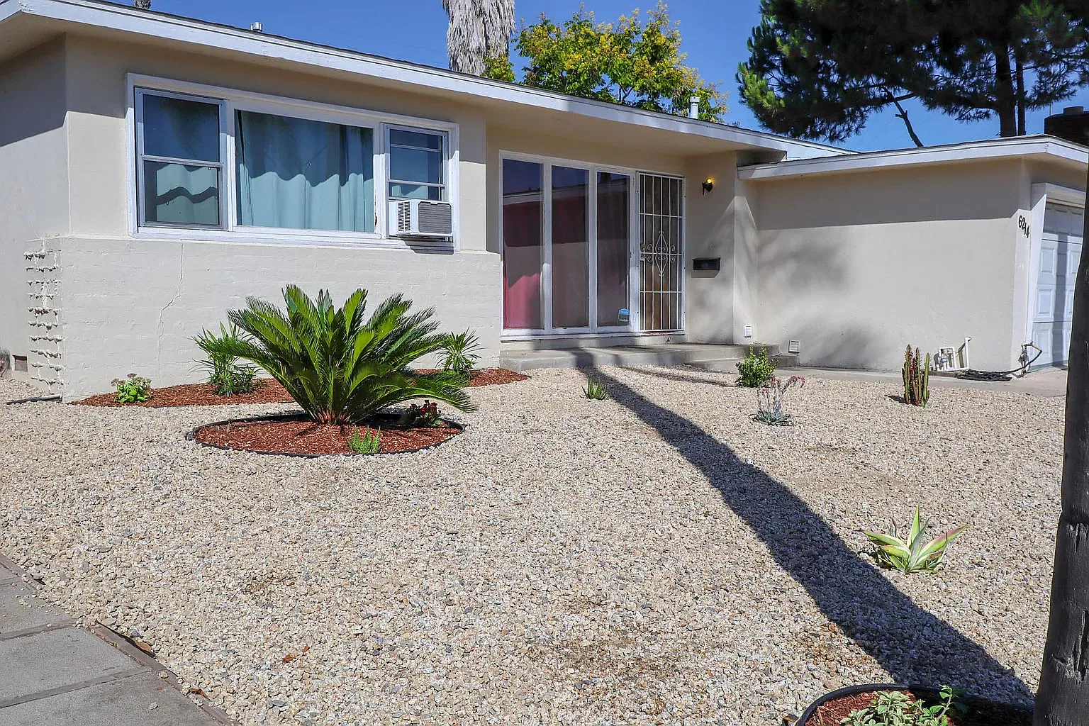 6 bed, 2100 sqft, $8,200 — Photo 1