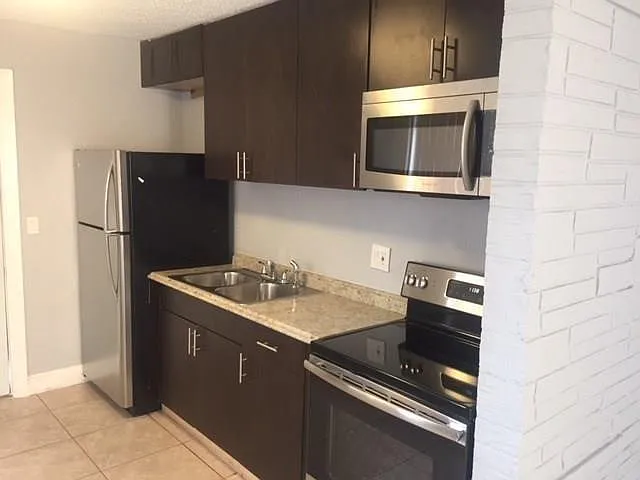 704 NW 4th St #2 — Photo 1
