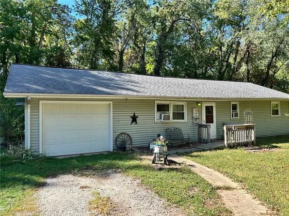 618 Burtner Dr, Oakland, IL 61943