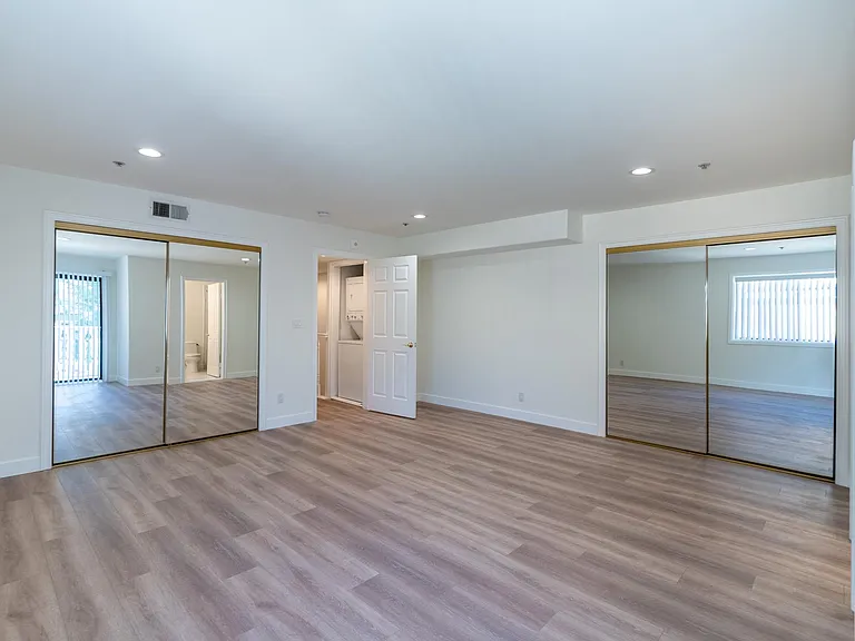 1760 N Alexandria Ave — Photo 16