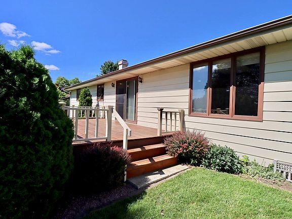 4th image of 1422 Camelot Dr