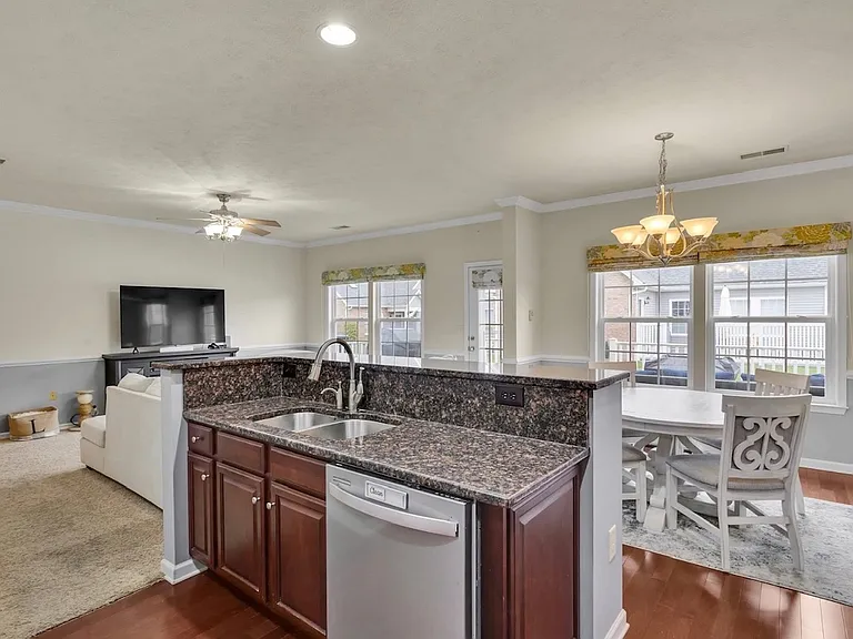 449 Country Club Dr — Photo 4