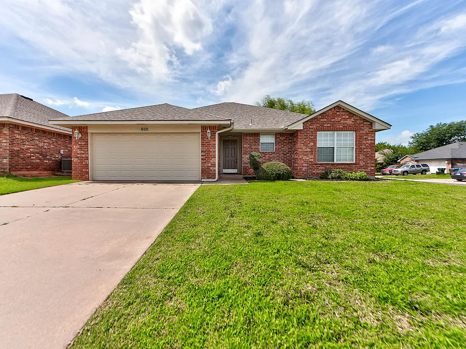 608 Cavecreek St