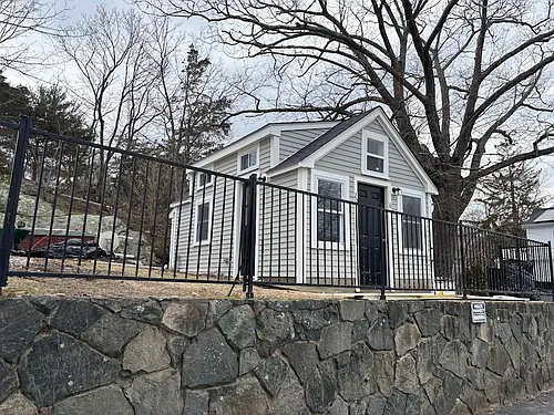 20 Pleasant St Photo 1