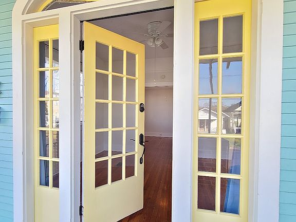 Front entry with architectural detail.
Sidelights are operational.