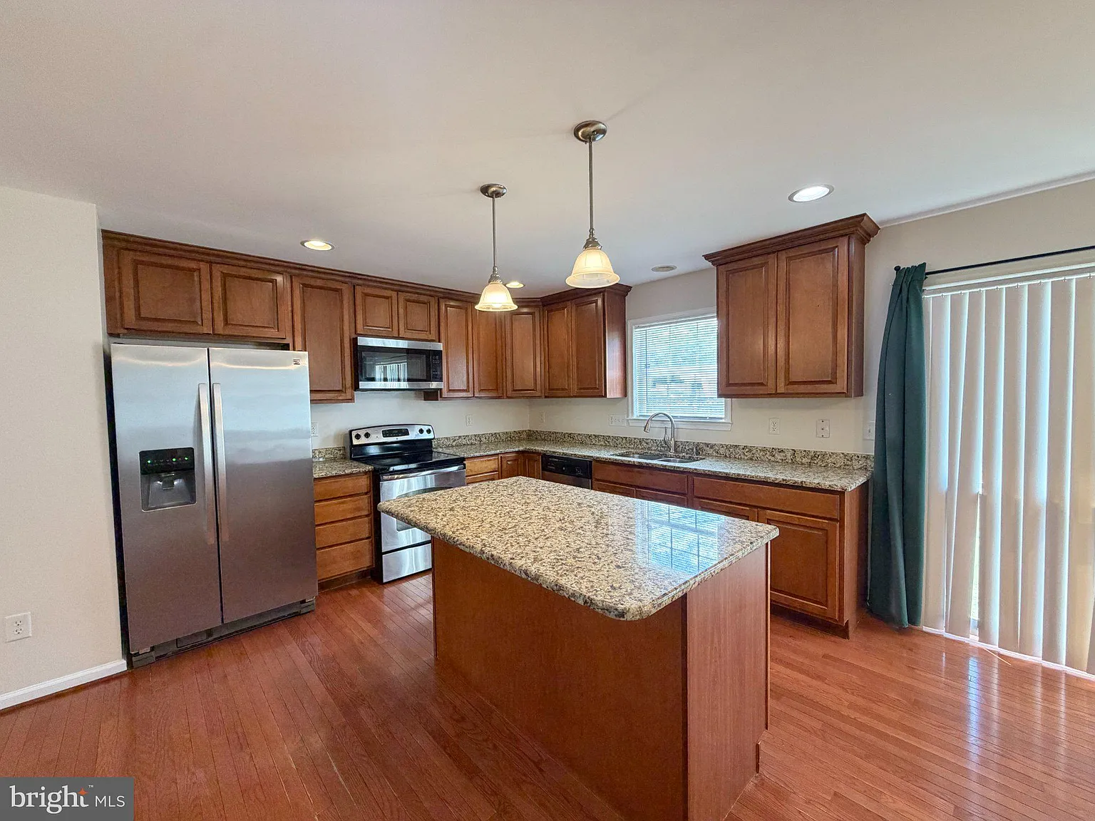 5 bed, 3.5 bath, 2560 sqft, $4,200 — Photo 4