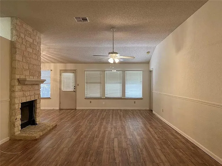 1704 Sycamore St — Photo 3