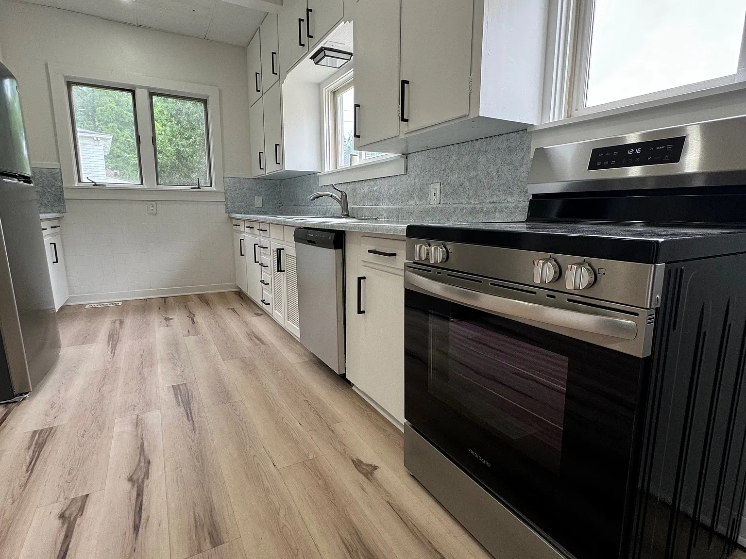 2 bed, 965 sqft, $1,550 — Photo 2