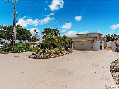 5th image of 1192 SW Pelican Cres