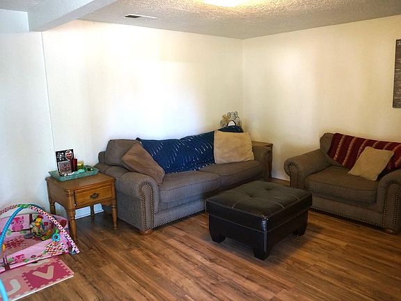 4th image of 1003 Avenue E 1/2