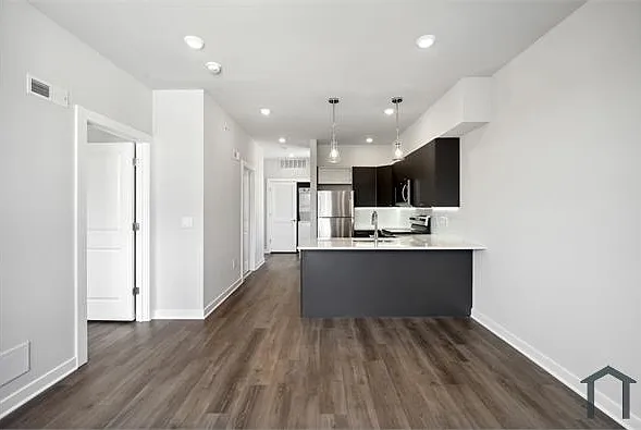 3 bed, 1085 sqft, $2,143 — Photo 3