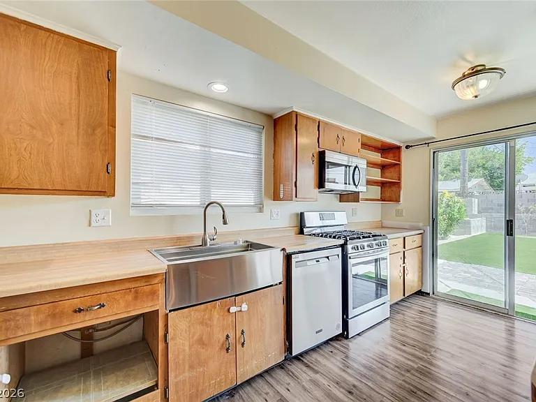3917 W Oakey Blvd — Photo 9