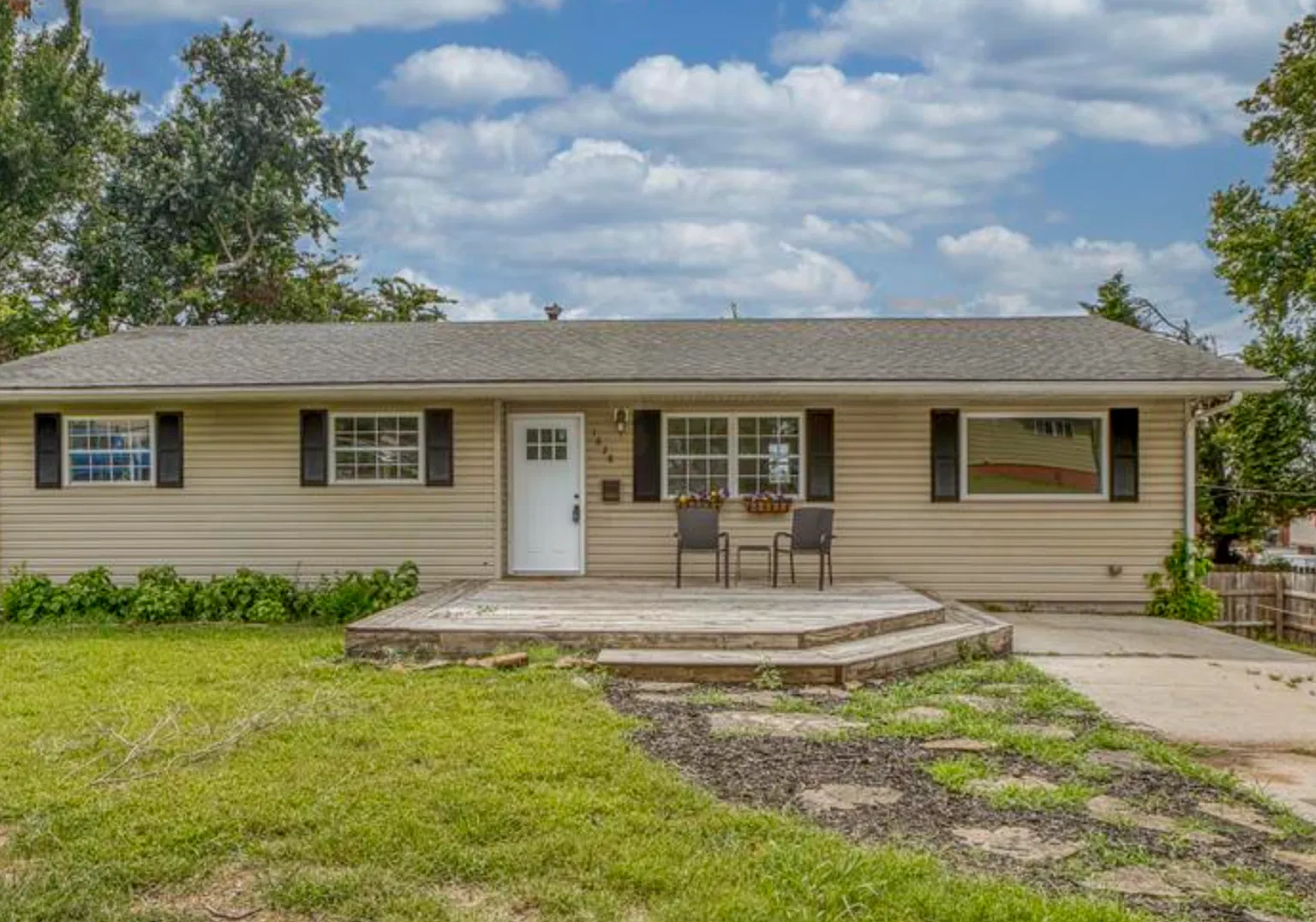 Beautifully remodeled 4 Bedroom 3 Bathroom home — Photo 2
