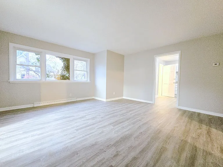 533 Columbia St — Photo 3