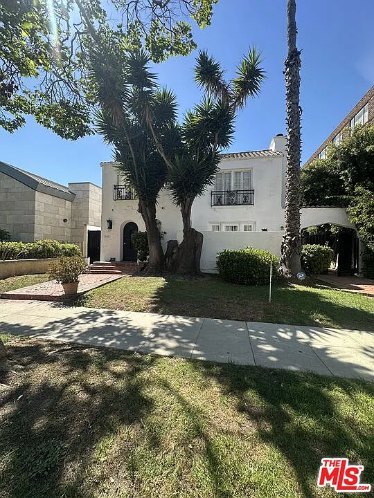 3 bed, 3.0 bath, 1700 sqft, $5,900 — Photo 2