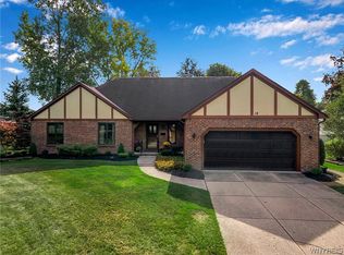 18 Kingsview Rd, Williamsville, NY 14221