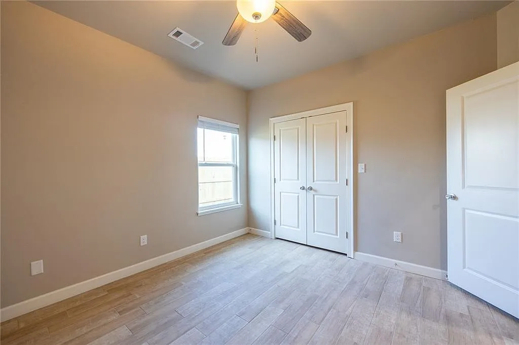 914 Valley Oaks Ln - 1 — Photo 3