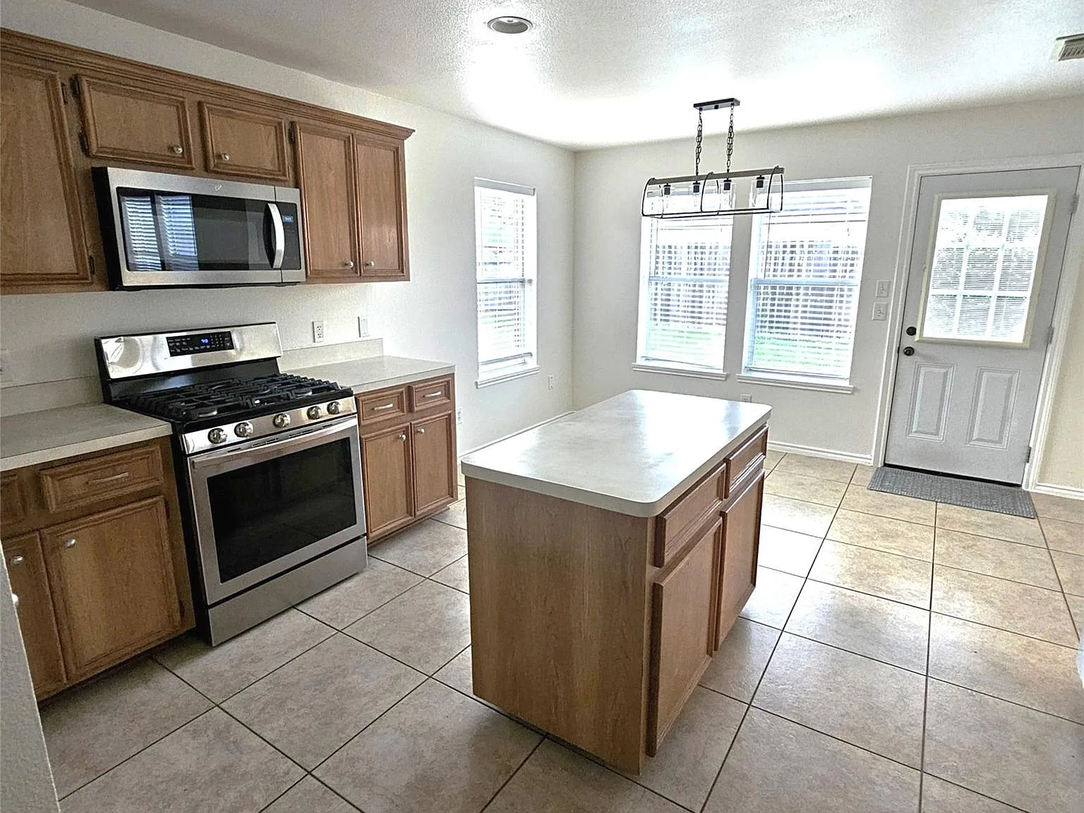 3 bed, 2.5 bath, 2187 sqft, $2,100 — Photo 2