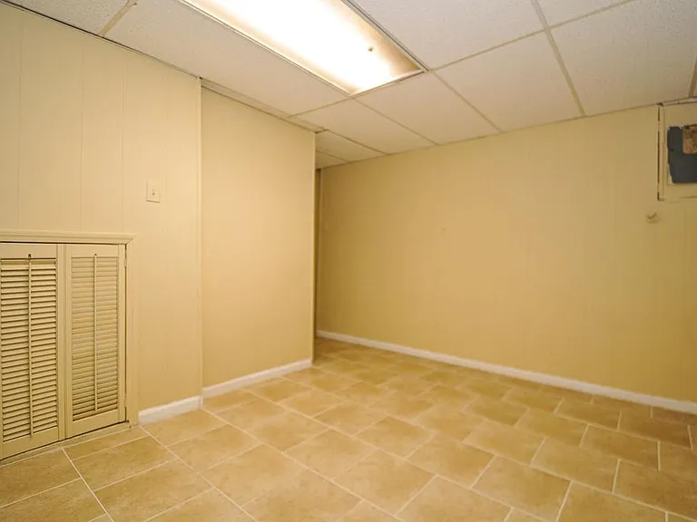 513 W Potter St — Photo 43