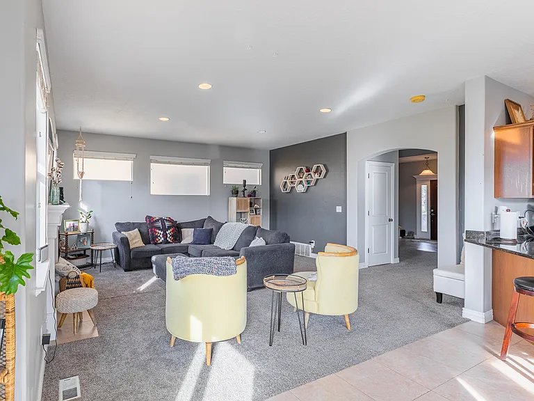 2869 W Chestnut St — Photo 5